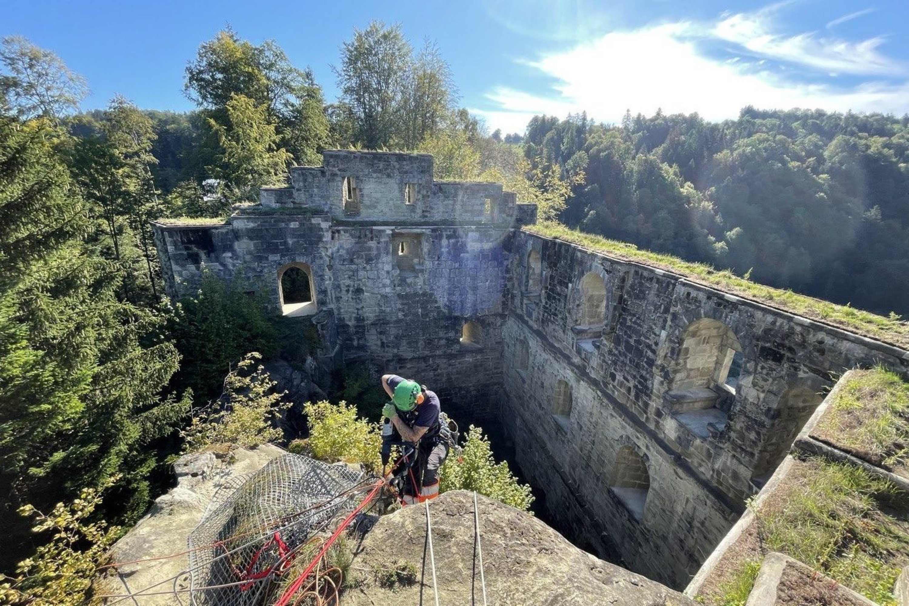 Montage von Sicherungsnetz in Burgruine  – Toprope